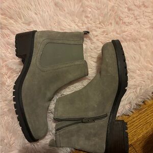 Stylish Tan Suede women’s Skechers Chelsea Boots